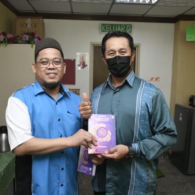 2bpi_thumb Penyerahan Quran Wakaf kepada warga kerja BPI JAIS - Ustaz Hakim Official